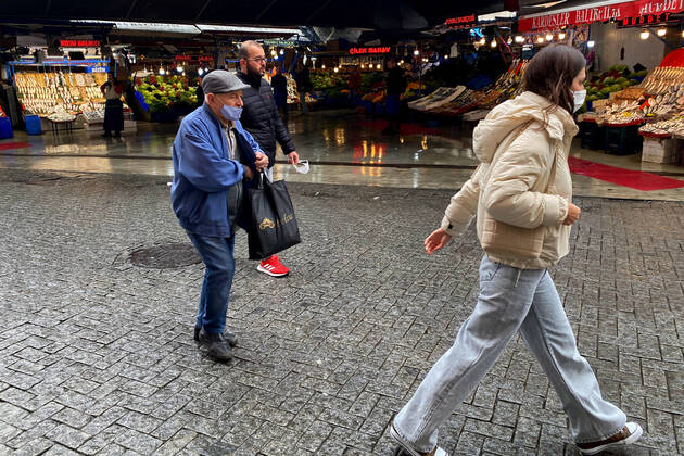 People wearing face masks walk on a street in Istanbul, Turkey, on November 1, 2021. Turkey confirmed 28,678 new COVID-19 cases, raising its tally of infections to 8,061,666 according to its health ministry. Some 217 persons died of Covid-9 today, increasing the death toll from the virus in Turkey to 70,828. (Safak Hacaloglu - Depo Photos) Copyright: SafakxHacaloglux-xDepoxPhotos 17312400