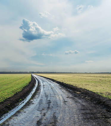 IMAGO Creative: Ende des Sommers wet country road under cloudy sky Copyright: xMazurykxMykolax 9735056