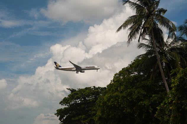 10 08 2021, Singapore, Republic of Singapore, Asia A Singapore Airlines Airbus A350 900 passenger jet flies over Changi Beach Park before landing at Changi International Airport