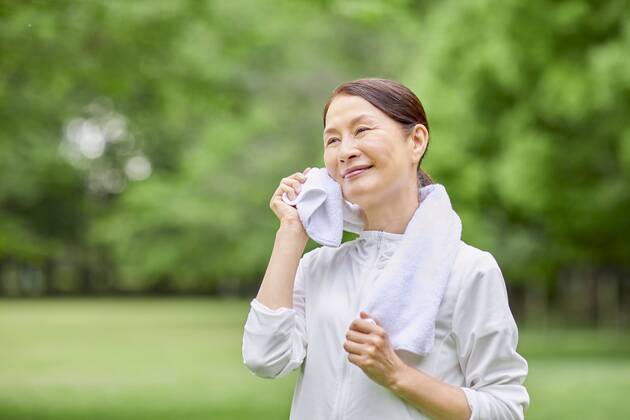 IMAGO Creative: Internationaler Frauenmonat, Gesundheit, Frauen in der Menopause Japanese senior woman training at a city park 164477015 (164477015) ,model released, Symbolfoto