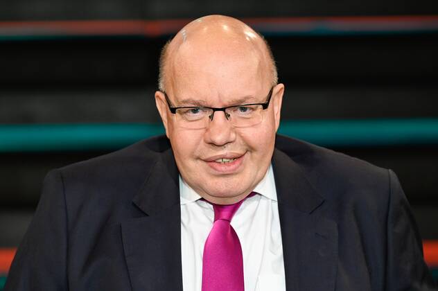 Peter Altmaier politician 11 21 her Peter Altmaier on 9 November 2021 in Markus Lanz , ZDF TV television talk show talk show Germany German German man Federal Minister of Economics CDU Federal Minister of Economics German male politician across half portrait smiling