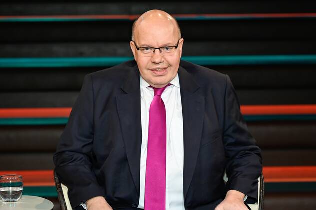Peter Altmaier politician 11 21 her Peter Altmaier on 9 November 2021 in Markus Lanz , ZDF TV television talk show talk show Germany German German man Federal Minister of Economics CDU Federal Minister of Economics German male politician across half sitting smiling