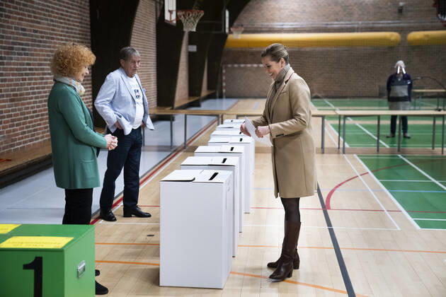 Prime Minister Mette Frederiksen S votes in Hareskov Tuesday 16 November 2021 On 16 November there are local elections and regional council elections in Denmark, Copenhagen Denmark Copyright: MartinxSylvestx cop114 spdk20211116-110539-L