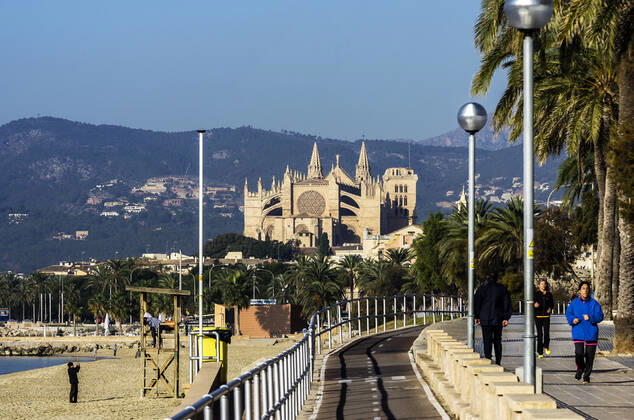 Spain, Balearic Islands, Mallorca, Palma de Mallorca, La Seu Cathedral and beach, THA001545
