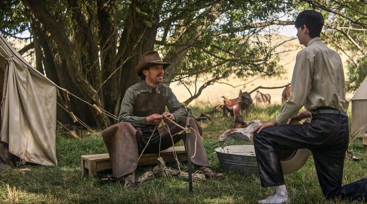 Benedict Cumberbatch, Kodi Smit-McPhee, The Power of the Dog (2021). Photo credit: Netflix The Hollywood Archive  Copyright: xCourtesyxOfxNetflixx 34227-010THA