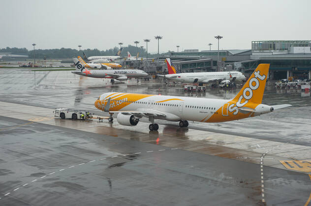 15 11 2021, Singapore, Republic of Singapore, Asia A Scoot Airlines Airbus A321neo passenger aircraft with registration 9V NCB during pushback at Changi International Airport with parked aircraft in the background Scoot is a Singapore-based low-cost airline and a subsidiary of Singapore Airlines