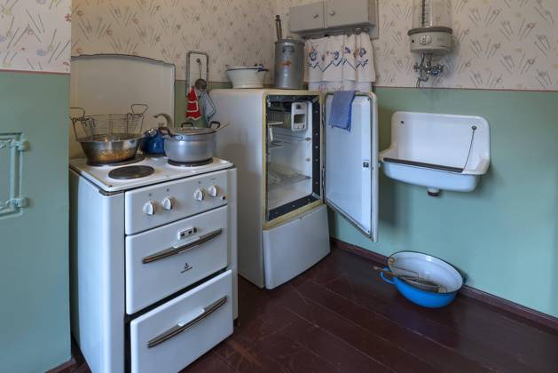 Kitchen with stove and refrigerator of the 1950s, Industrial Museum, Lauf an der Pegnitz, Middle Franconia, Bavaria, Germany, Europe Copyright: imageBROKER/HelmutxMeyerxzurxCapellen ibxmzc07171107.jpg