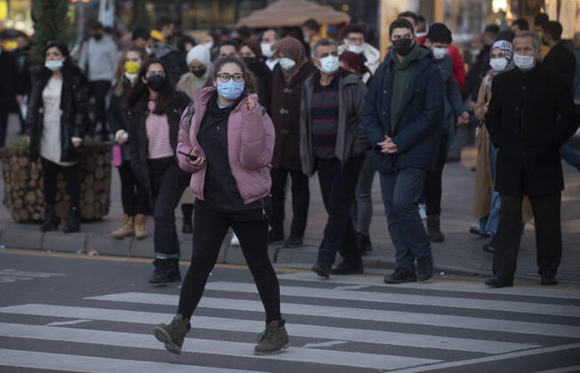 People wearing face masks walk on a street in Ankara, Turkey, on November 28, 2021. Turkey confirmed 21,655 new COVID-19 cases, raising its tally of infections to 8,746,055 according to its health ministry. Some 213 persons died of Covid-9 today, increasing the death toll from the virus in Turkey to 76,446. ( Copyright: AbdurrahmanxAntakyalix-xDepoxPho 17342718
