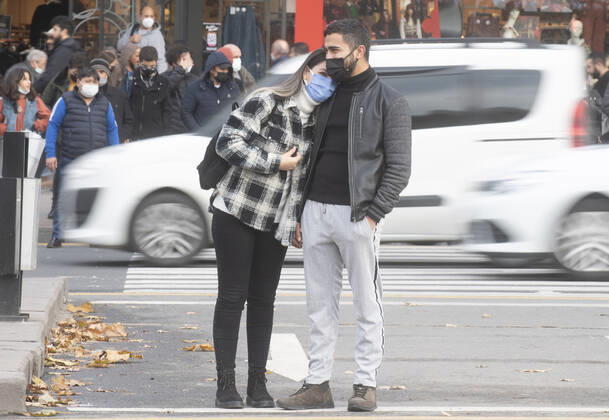 People wearing face masks walk on a street in Ankara, Turkey, on November 28, 2021. Turkey confirmed 21,655 new COVID-19 cases, raising its tally of infections to 8,746,055 according to its health ministry. Some 213 persons died of Covid-9 today, increasing the death toll from the virus in Turkey to 76,446. ( Copyright: AbdurrahmanxAntakyalix-xDepoxPho 17342719