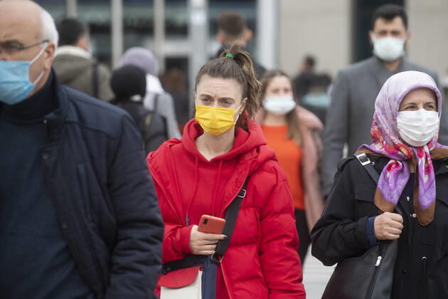 People wearing face masks walk on a street in Ankara, Turkey, on November 28, 2021. Turkey confirmed 21,655 new COVID-19 cases, raising its tally of infections to 8,746,055 according to its health ministry. Some 213 persons died of Covid-9 today, increasing the death toll from the virus in Turkey to 76,446. ( Copyright: AbdurrahmanxAntakyalix-xDepoxPho 17342720