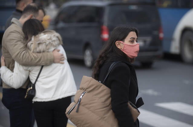 People wearing face masks walk on a street in Ankara, Turkey, on November 28, 2021. Turkey confirmed 21,655 new COVID-19 cases, raising its tally of infections to 8,746,055 according to its health ministry. Some 213 persons died of Covid-9 today, increasing the death toll from the virus in Turkey to 76,446. ( Copyright: AbdurrahmanxAntakyalix-xDepoxPho 17342721