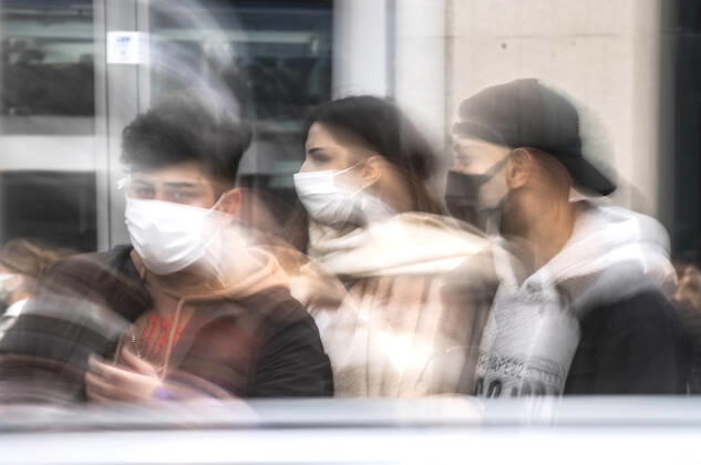 People wearing face masks walk on a street in Ankara, Turkey, on November 28, 2021. Turkey confirmed 21,655 new COVID-19 cases, raising its tally of infections to 8,746,055 according to its health ministry. Some 213 persons died of Covid-9 today, increasing the death toll from the virus in Turkey to 76,446. ( Copyright: AbdurrahmanxAntakyalix-xDepoxPho 17342723