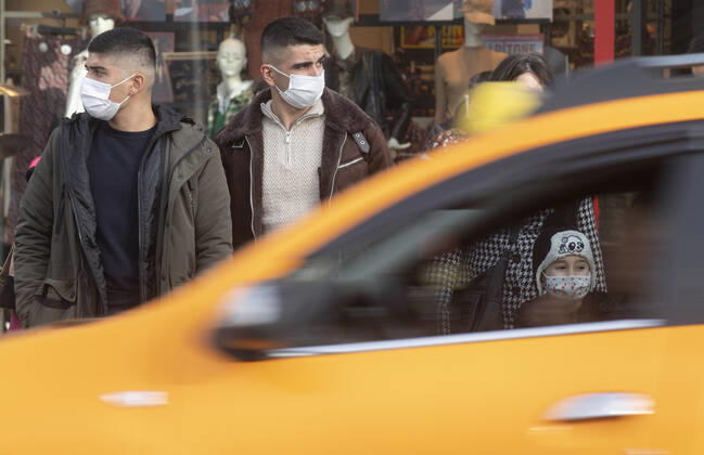 People wearing face masks walk on a street in Ankara, Turkey, on November 28, 2021. Turkey confirmed 21,655 new COVID-19 cases, raising its tally of infections to 8,746,055 according to its health ministry. Some 213 persons died of Covid-9 today, increasing the death toll from the virus in Turkey to 76,446. ( Copyright: AbdurrahmanxAntakyalix-xDepoxPho 17342724