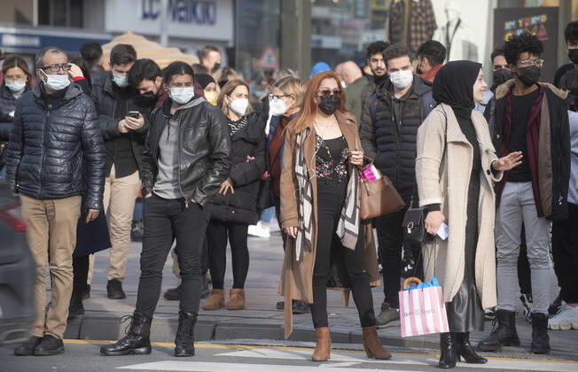 People wearing face masks walk on a street in Ankara, Turkey, on November 28, 2021. Turkey confirmed 21,655 new COVID-19 cases, raising its tally of infections to 8,746,055 according to its health ministry. Some 213 persons died of Covid-9 today, increasing the death toll from the virus in Turkey to 76,446. ( Copyright: AbdurrahmanxAntakyalix-xDepoxPho 17342726