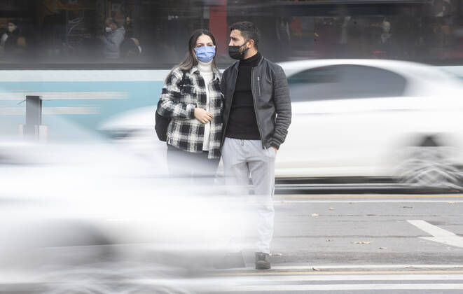 People wearing face masks walk on a street in Ankara, Turkey, on November 28, 2021. Turkey confirmed 21,655 new COVID-19 cases, raising its tally of infections to 8,746,055 according to its health ministry. Some 213 persons died of Covid-9 today, increasing the death toll from the virus in Turkey to 76,446. ( Copyright: AbdurrahmanxAntakyalix-xDepoxPho 17342727