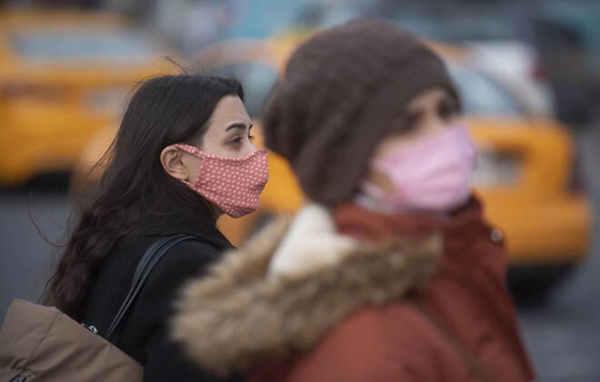 People wearing face masks walk on a street in Ankara, Turkey, on November 28, 2021. Turkey confirmed 21,655 new COVID-19 cases, raising its tally of infections to 8,746,055 according to its health ministry. Some 213 persons died of Covid-9 today, increasing the death toll from the virus in Turkey to 76,446. ( Copyright: AbdurrahmanxAntakyalix-xDepoxPho 17342729