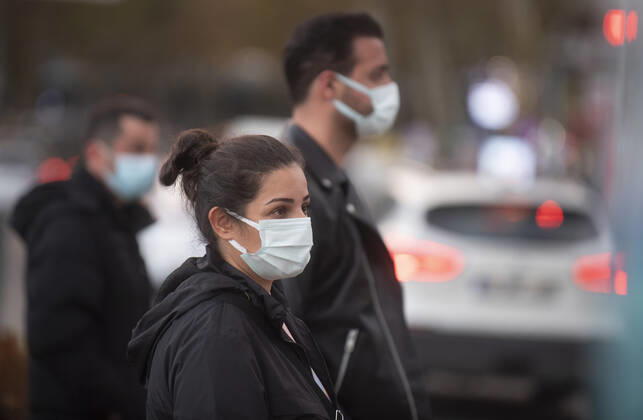 People wearing face masks walk on a street in Ankara, Turkey, on November 28, 2021. Turkey confirmed 21,655 new COVID-19 cases, raising its tally of infections to 8,746,055 according to its health ministry. Some 213 persons died of Covid-9 today, increasing the death toll from the virus in Turkey to 76,446. ( Copyright: AbdurrahmanxAntakyalix-xDepoxPho 17342730