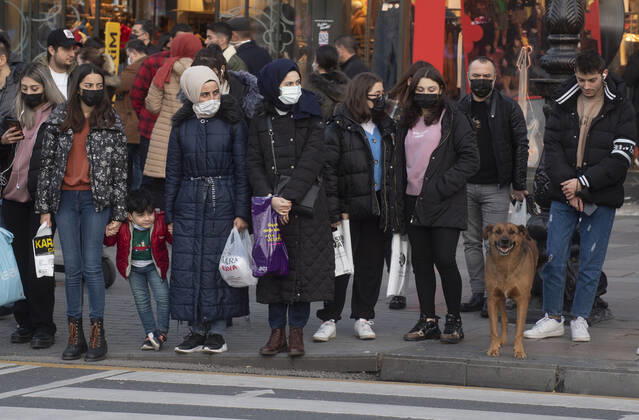 People wearing face masks walk on a street in Ankara, Turkey, on November 28, 2021. Turkey confirmed 21,655 new COVID-19 cases, raising its tally of infections to 8,746,055 according to its health ministry. Some 213 persons died of Covid-9 today, increasing the death toll from the virus in Turkey to 76,446. ( Copyright: AbdurrahmanxAntakyalix-xDepoxPho 17342733