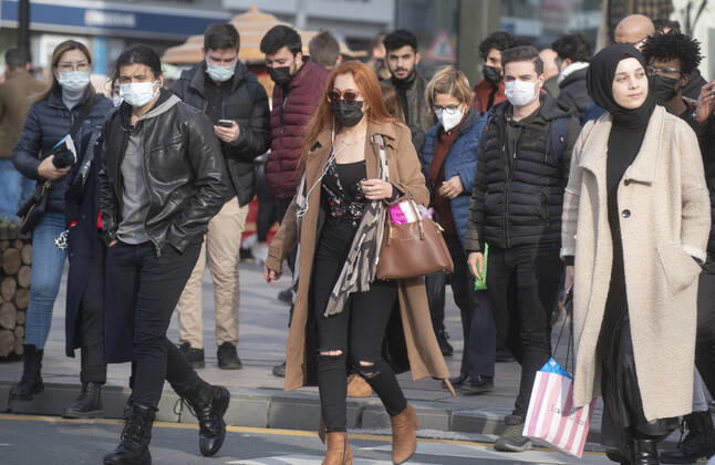 People wearing face masks walk on a street in Ankara, Turkey, on November 28, 2021. Turkey confirmed 21,655 new COVID-19 cases, raising its tally of infections to 8,746,055 according to its health ministry. Some 213 persons died of Covid-9 today, increasing the death toll from the virus in Turkey to 76,446. ( Copyright: AbdurrahmanxAntakyalix-xDepoxPho 17342734