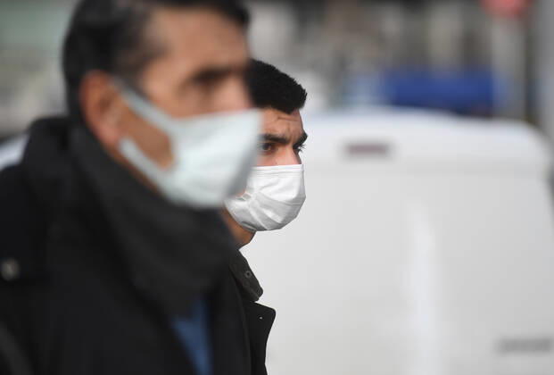 People wearing face masks walk on a street in Ankara, Turkey, on November 28, 2021. Turkey confirmed 21,655 new COVID-19 cases, raising its tally of infections to 8,746,055 according to its health ministry. Some 213 persons died of Covid-9 today, increasing the death toll from the virus in Turkey to 76,446. ( Copyright: AbdurrahmanxAntakyalix-xDepoxPho 17342736