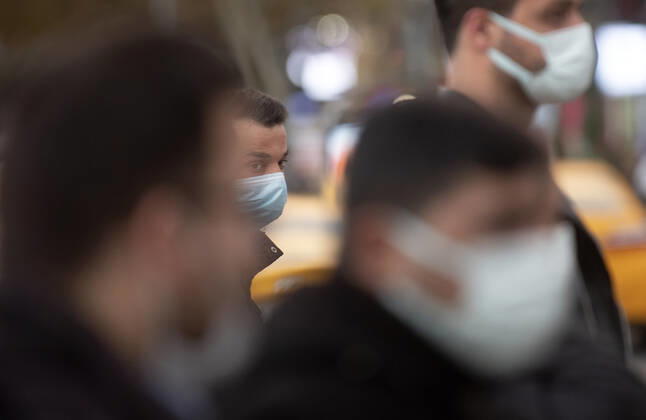 People wearing face masks walk on a street in Ankara, Turkey, on November 28, 2021. Turkey confirmed 21,655 new COVID-19 cases, raising its tally of infections to 8,746,055 according to its health ministry. Some 213 persons died of Covid-9 today, increasing the death toll from the virus in Turkey to 76,446. ( Copyright: AbdurrahmanxAntakyalix-xDepoxPho 17342738