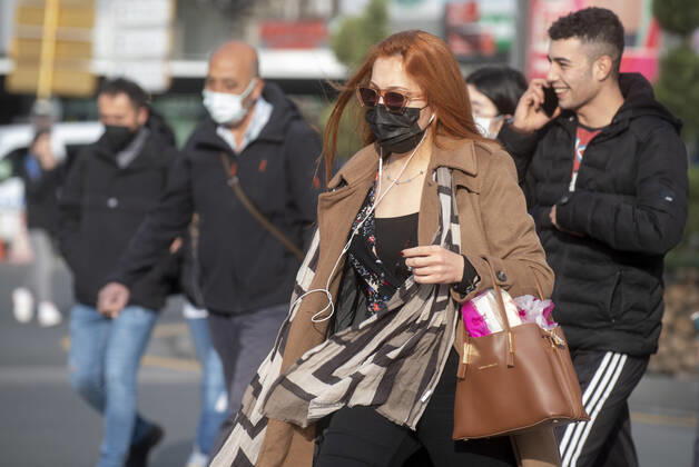 People wearing face masks walk on a street in Ankara, Turkey, on November 28, 2021. Turkey confirmed 21,655 new COVID-19 cases, raising its tally of infections to 8,746,055 according to its health ministry. Some 213 persons died of Covid-9 today, increasing the death toll from the virus in Turkey to 76,446. ( Copyright: AbdurrahmanxAntakyalix-xDepoxPho 17342740
