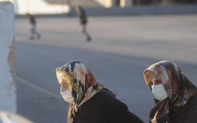 People wearing face masks walk on a street in Ankara, Turkey, on November 28, 2021. Turkey confirmed 21,655 new COVID-19 cases, raising its tally of infections to 8,746,055 according to its health ministry. Some 213 persons died of Covid-9 today, increasing the death toll from the virus in Turkey to 76,446. ( Copyright: AbdurrahmanxAntakyalix-xDepoxPho 17342741