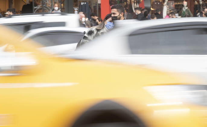 People wearing face masks walk on a street in Ankara, Turkey, on November 28, 2021. Turkey confirmed 21,655 new COVID-19 cases, raising its tally of infections to 8,746,055 according to its health ministry. Some 213 persons died of Covid-9 today, increasing the death toll from the virus in Turkey to 76,446. ( Copyright: AbdurrahmanxAntakyalix-xDepoxPho 17342742