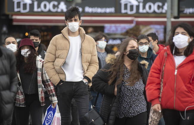 People wearing face masks walk on a street in Ankara, Turkey, on November 28, 2021. Turkey confirmed 21,655 new COVID-19 cases, raising its tally of infections to 8,746,055 according to its health ministry. Some 213 persons died of Covid-9 today, increasing the death toll from the virus in Turkey to 76,446. ( Copyright: AbdurrahmanxAntakyalix-xDepoxPho 17342743