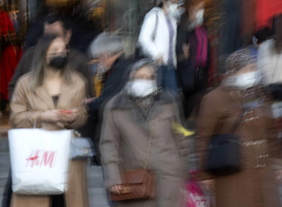 People wearing face masks walk on a street in Ankara, Turkey, on November 28, 2021. Turkey confirmed 21,655 new COVID-19 cases, raising its tally of infections to 8,746,055 according to its health ministry. Some 213 persons died of Covid-9 today, increasing the death toll from the virus in Turkey to 76,446. ( Copyright: AbdurrahmanxAntakyalix-xDepoxPho 17342744