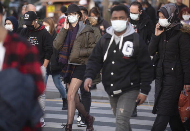 People wearing face masks walk on a street in Ankara, Turkey, on November 28, 2021. Turkey confirmed 21,655 new COVID-19 cases, raising its tally of infections to 8,746,055 according to its health ministry. Some 213 persons died of Covid-9 today, increasing the death toll from the virus in Turkey to 76,446. ( Copyright: AbdurrahmanxAntakyalix-xDepoxPho 17342745