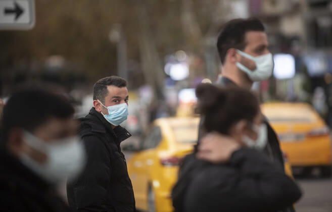 People wearing face masks walk on a street in Ankara, Turkey, on November 28, 2021. Turkey confirmed 21,655 new COVID-19 cases, raising its tally of infections to 8,746,055 according to its health ministry. Some 213 persons died of Covid-9 today, increasing the death toll from the virus in Turkey to 76,446. ( Copyright: AbdurrahmanxAntakyalix-xDepoxPho 17342746