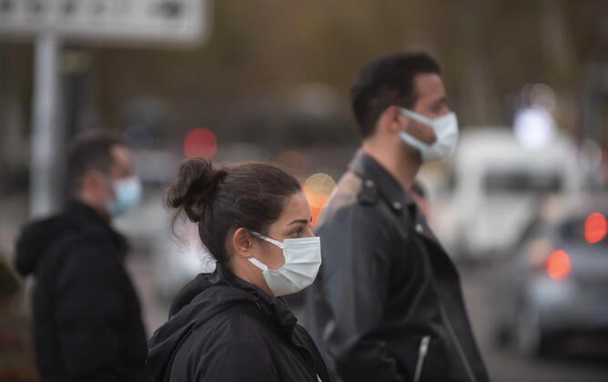 People wearing face masks walk on a street in Ankara, Turkey, on November 28, 2021. Turkey confirmed 21,655 new COVID-19 cases, raising its tally of infections to 8,746,055 according to its health ministry. Some 213 persons died of Covid-9 today, increasing the death toll from the virus in Turkey to 76,446. ( Copyright: AbdurrahmanxAntakyalix-xDepoxPho 17342747