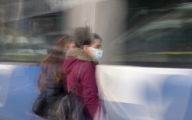 People wearing face masks walk on a street in Ankara, Turkey, on November 28, 2021. Turkey confirmed 21,655 new COVID-19 cases, raising its tally of infections to 8,746,055 according to its health ministry. Some 213 persons died of Covid-9 today, increasing the death toll from the virus in Turkey to 76,446. ( Copyright: AbdurrahmanxAntakyalix-xDepoxPho 17342748
