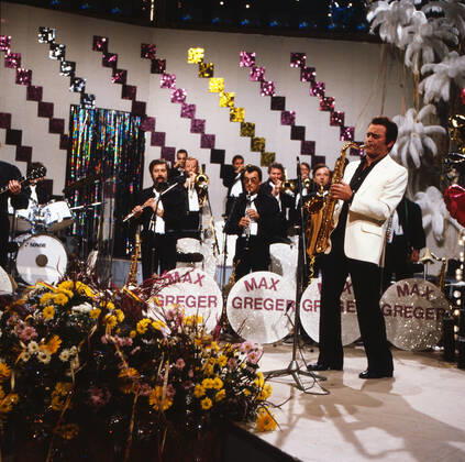 Max Greger Max Greger, deutscher Saxophonist, Big-Band-Leader und Jazz-Musiker, und sein Orchester bei einem Fernsehauftritt, Deutschland 1981. German saxophinist, Big Band Leader and jazz musician Max Greger with his orchestra performing on German TV, Germany 1981., Deutschland Copyright: ArthurxGrimm UnitedArchives82007022 EDITORIAL USE ONLY
