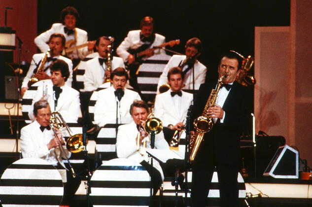 Max Greger Max Greger, deutscher Saxophonist, Big-Band-Leader und Jazz-Musiker, mit seinem Orchester bei einem Fernsehauftritt, Deutschland um 1982. German saxophinist, Big Band Leader and jazz musician Max Greger performing in a German TV show, Germany around 1982., Deutschland Copyright: ArthurxGrimm UnitedArchives82007030 EDITORIAL USE ONLY