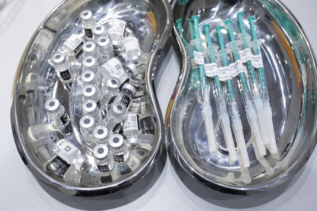DEUTSCHLAND, Hamburg, Corona Pandemie, Einwegspritze mit Cominaty, der Biontech Pfizer Impfstoff gegen Covid-19 Hamburg Germany