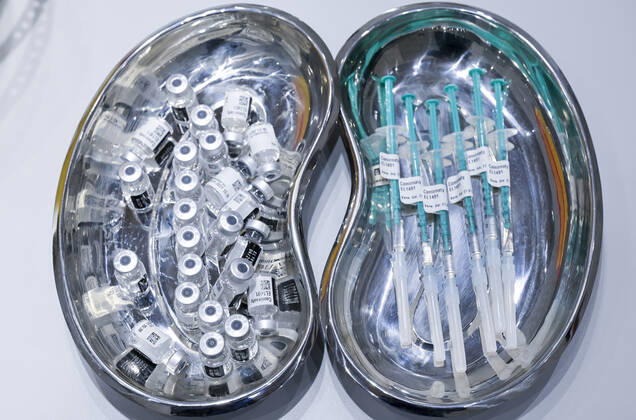 DEUTSCHLAND, Hamburg, Corona Pandemie, Einwegspritze mit Cominaty, der Biontech Pfizer Impfstoff gegen Covid-19 Hamburg Germany