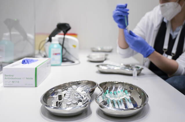 DEUTSCHLAND, Hamburg, Corona Pandemie, Einwegspritze mit Cominaty, der Biontech Pfizer Impfstoff gegen Covid-19 Hamburg Germany