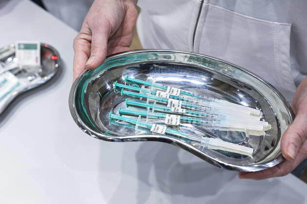 DEUTSCHLAND, Hamburg, Corona Pandemie, Einwegspritze mit Cominaty, der Biontech Pfizer Impfstoff gegen Covid-19 Hamburg Germany