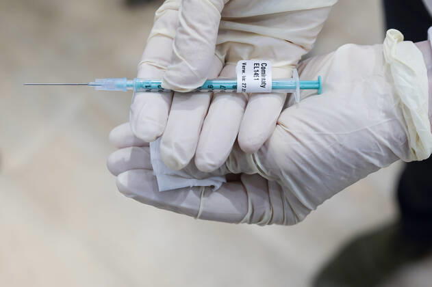 DEUTSCHLAND, Hamburg, Corona Pandemie, Einwegspritze mit Cominaty, der Biontech Pfizer Impfstoff gegen Covid-19 Hamburg Germany