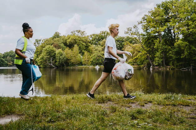 IMAGO Creative: Nächste Generation, Sozial- und klimabewusst Full length side view of male and female volunteers cleaning park Germany, Berlin, model released Copyright: xMaskotx , MA90389