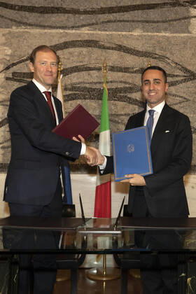 December 6, 2021, Rome, Italia: Italian Foreign Minister Luigi Di Maio (R) and Russian Foreign Minister Denis Manturov during a meeting at the Farnesina, headquarters of the Ministry of Foreign Affairs and International Cooperation, Rome, Italy, 6 Decembre 2021. ANSA MASSIMO PERCOSSI Rome Italia - ZUMAa110 20211206_zaf_a110_038 Copyright: xMassimxPercossix