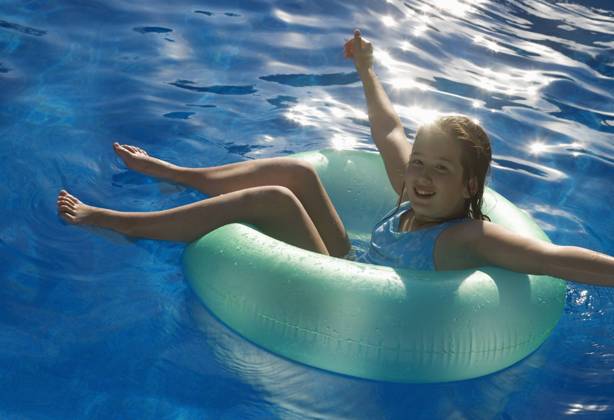 IMAGO Creative, Jahreszeit Sommer, Sommerferien Young Girl Playing In Water On Tube Copyright: KellyxRedinger 1790252