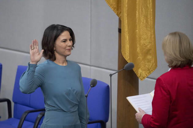 Annalena BAERBOCK Buendnis 90 die Gruenen, Bündnis 90 die Grünen , Federal Minister of Foreign Affairs, Foreign Office, takes the oath of office in front of Baerbel BAS, Bärbel, Bundestagspraesidentin, 5 Plenary Session of the German Bundestag with the election and swearing in of the Federal Chancellor and the Federal Ministers, German Bundestag in Berlin, Germa