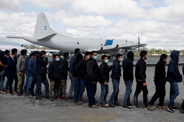Bilder des Jahres 2021, News 12 Dezember News Themen der Woche KW49 News Bilder des Tages Guatemala, Aus den USA abgeschobene Migranten am Flughafen Guatemale-Stadt Guatemalan citizens walk on a runway at the Guatemalan Air Force airport after returning deported from the US city of Harlingen, Texas state, on 08 December 2021, in Guatemala City, Guatemala (issued 09 December 2021). During the pandemic, the United States slowed down the deportations of Guatemalan migrants by air, but in recent months it has resumed forced returns, including the transfer of thousands of accompanied and unaccompanied minors. The US resumes with force the deportations of Guatemalans by air !ACHTUNG: NUR REDAKTIONELLE NUTZUNG! Copyright: xEstebanxBibax AME3411 20211209-dbdbc4f1b51865f6c763e35f03bc332a766f1d3e