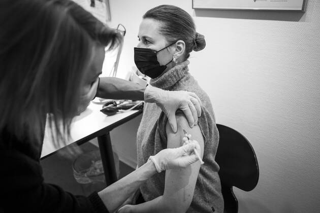 Prime Minister Mette Frederiksen S receives her third covid vaccination in Ballerup, Monday 13 December 2021, Ballerup Denmark Copyright: RitzauxScanpix MadsxClausxRasmussenx cop108 spdk20211213-154850-L