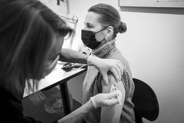 Prime Minister Mette Frederiksen S receives her third covid vaccination in Ballerup, Monday 13 December 2021, Ballerup Denmark Copyright: RitzauxScanpix MadsxClausxRasmussenx cop108 spdk20211213-154857-L