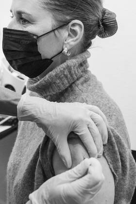 Prime Minister Mette Frederiksen S receives her third covid vaccination in Ballerup, Monday 13 December 2021, Ballerup Denmark Copyright: RitzauxScanpix MadsxClausxRasmussenx cop108 spdk20211213-155221-L