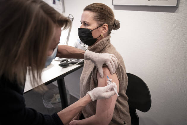 Prime Minister Mette Frederiksen S receives her third covid vaccination in Ballerup, Monday 13 December 2021, Ballerup Denmark Copyright: RitzauxScanpix MadsxClausxRasmussenx cop108 spdk20211213-155318-L